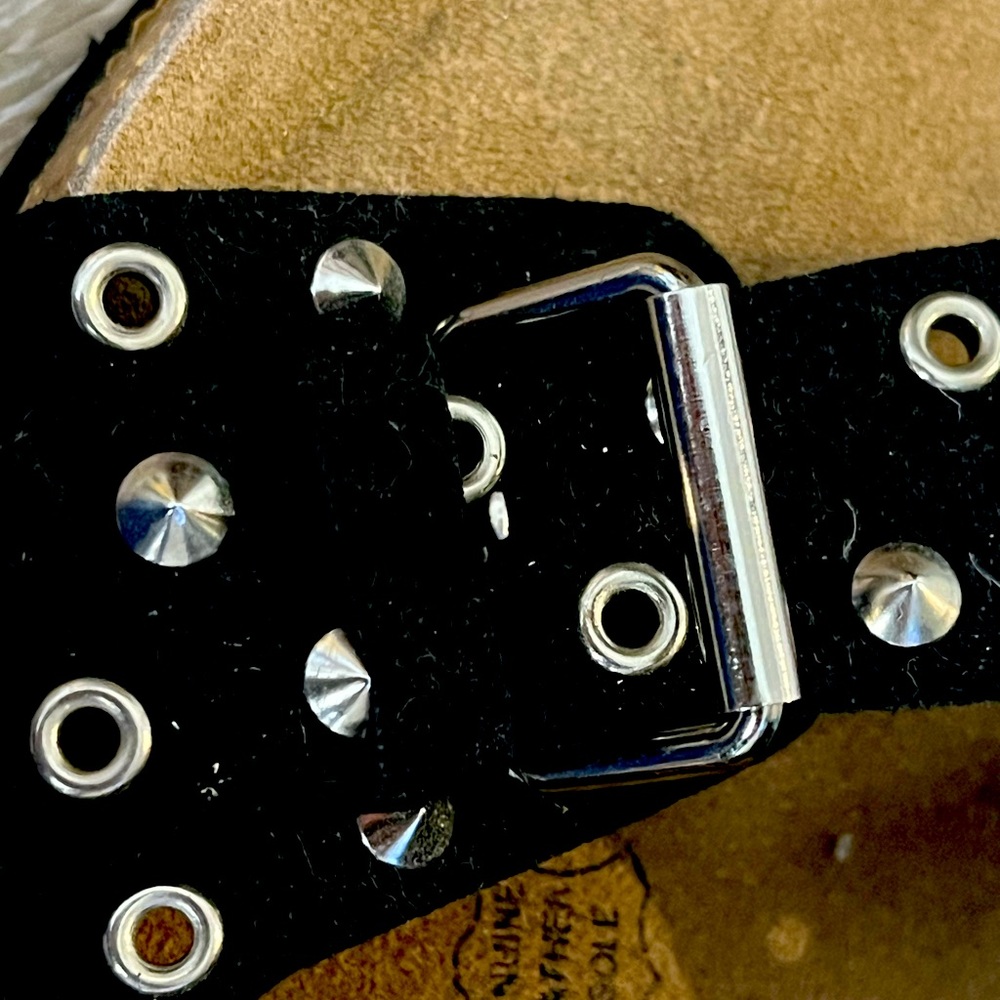 BRAND NEW/ NEVER WORN ‘CUSHIONAIRE’ BLACK SANDALS  Size 9 AWESOME SILVER STUDS😎 - Picture 6 of 8